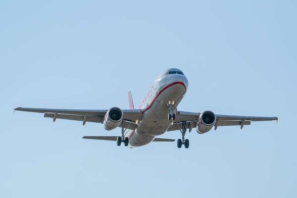 Vols en Montgolfière vs. Parapente : Une Analyse Captivante de Deux Aventures Aériennes
